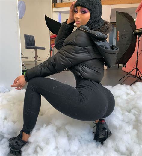 In that, you can see Rubi Rose especially working on her booty and waistline. Her workout involved weight training, a lot of squats, and core workouts. Well Rubi Rose went on IG and put Halle ON BLAST. The beautiful rapper claims that the shirt Halle was wearing (which she thought belonged to her BF DDG) …. was actually hers.